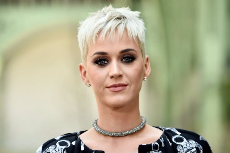 لصالح الفقراء..كاتي بيري تبيع الأحذية في نيويورك!