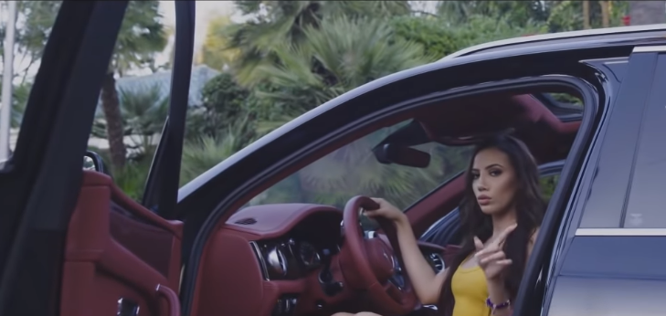 حركات راقصة وسيارات فاخرة..زينة عويطة في كليب جديد ! (فيديو)