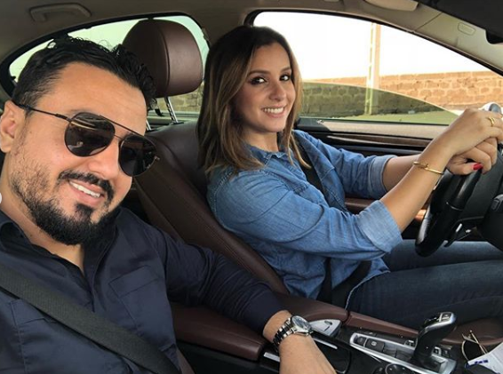 زوجة رشيد العلالي تخطف الأنظار في أحدث ظهور لها مع زوجها (صور)