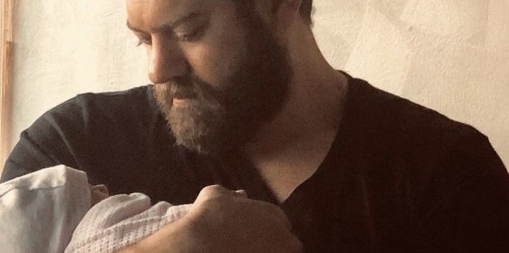 كندة علوش وعمر يوسف يستقبلان مولودتهما الأولى (صورة)