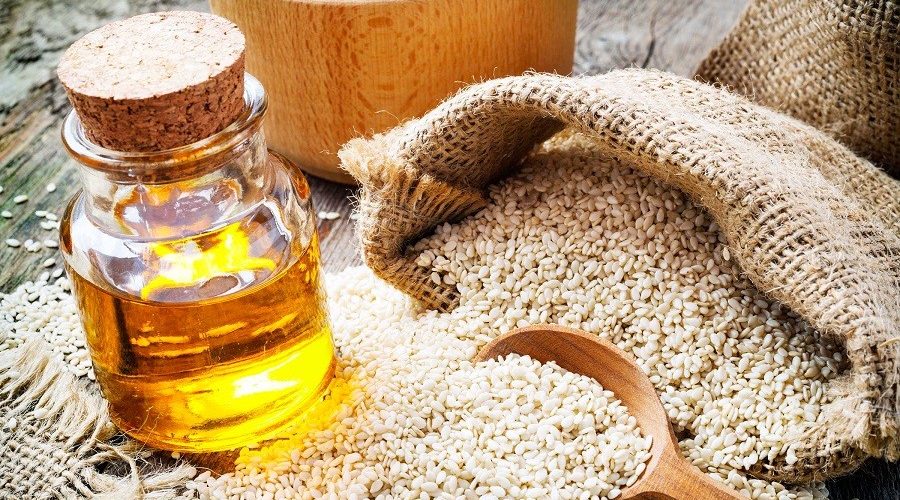 لتأخير الشيب..اليك وصفة زيت الزنجلان واللوز
