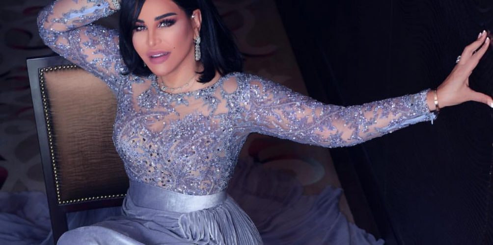 إنسانية أحلام.. تترك مقعدها في الدرجة الأولى لسيدة عجوز !