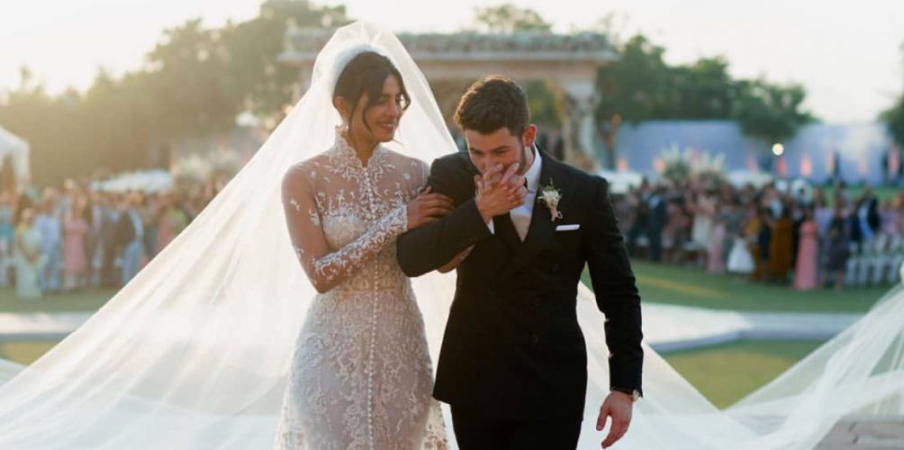 بلغ طول طرحتها أزيد من 20 مترا.. بريانكا شوبرا بفستان زفاف ملكي (صور)