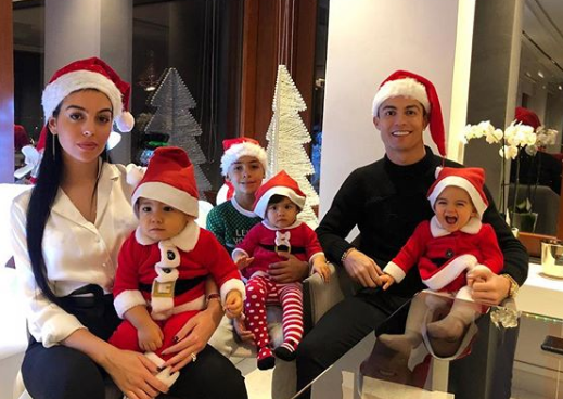 في جو عائلي.. كريستيانو رونالدو يحتفل بـ »الكريسماس » رفقة أطفاله الأربعة