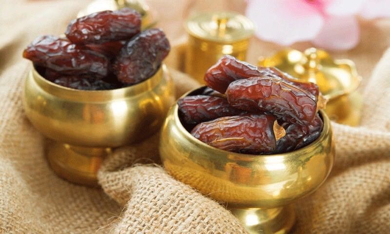 الى جانب فوائده الصحية..تناول التمر ليلا يجعل نومك مريح!