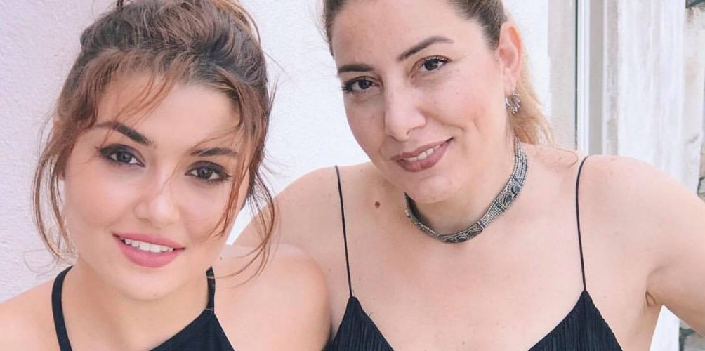 بالفيديو.. انهيار الممثلة التركية هاندا أرتشيل في جنازة والدتها