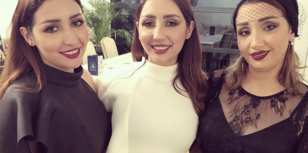 لن تستطيع التفريق بينهن.. صفاء وهناء رفقة شقيقتهما أسماء (صورة)