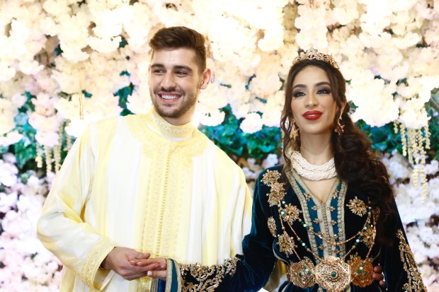 بالفيديو.. والدة كاظم شماس تكشف سبب تغيبها عن حضور زفاف ابنها بالمغرب!