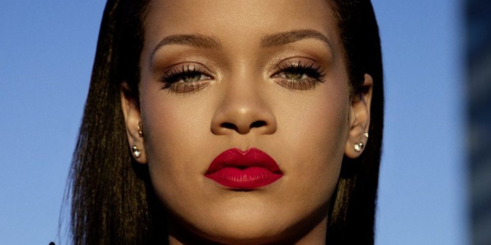 اتهمته باستغلال اسم شركتها.. ريهانا تقاضي والدها !