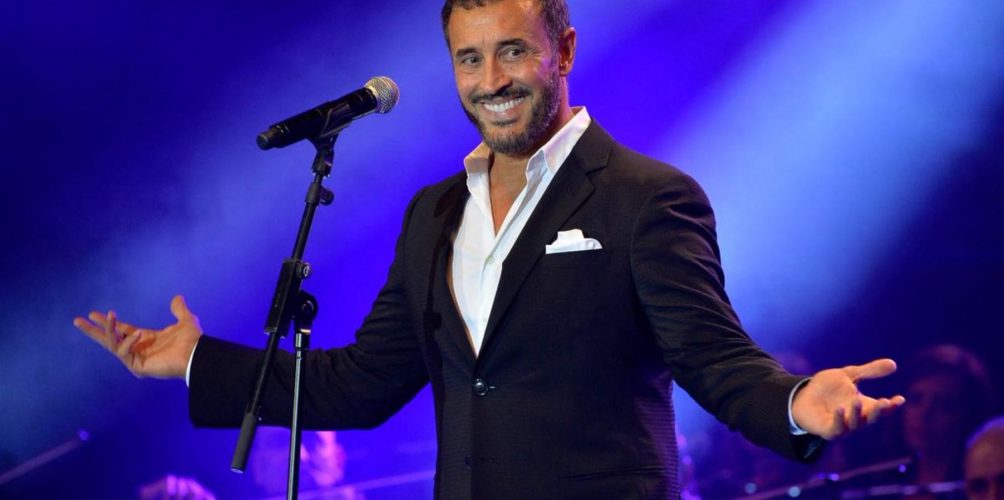 بالفيديو.. معجبة بكاظم الساهر تتجاوز حراس الأمن لمعانقته