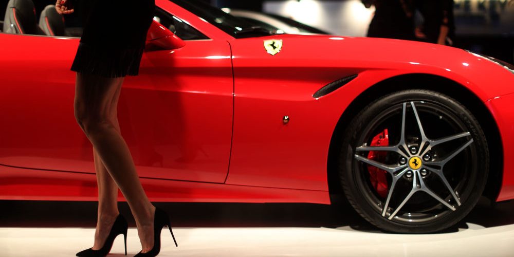 بدافع الغيرة.. امرأة تحطم سيارة ثمنها 3 ملايين بكعب حذائها!