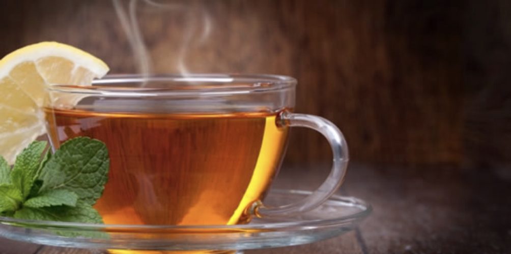 علماء يحذرون من شرب الشاي الساخن!