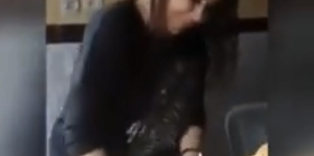 بالفيديو.. سعيدة شرف تطبخ وتبيع المسمن في مقهى شعبي!