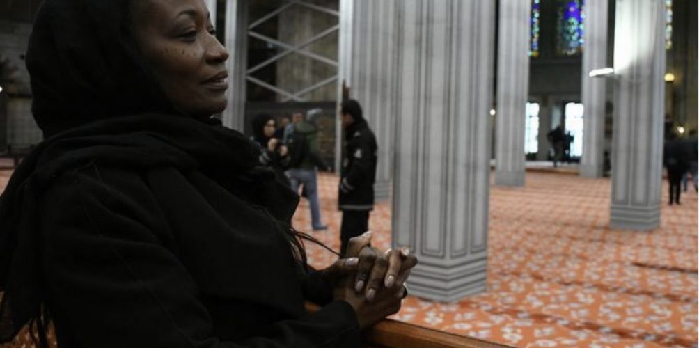 بعد جريمة نيوزيلندا.. مغنية أمريكية تعلن دخول الإسلام