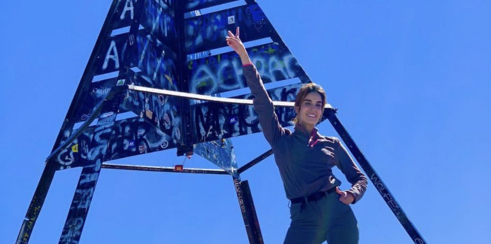 بمناسبة عيد ميلادها.. كريمة غيث تتسلق أعلى قمة في المغرب (صورة)