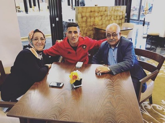 بعبارات صادقة.. فيصل فجر يسرد تضحيات والدته: &laquo;&nbsp;كانت كتفيق مع 3 ونص وتمشي دير الميناج&nbsp;&raquo; (فيديو)