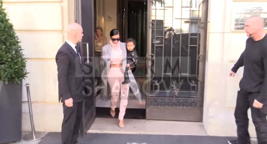 بالفيديو.. نسيان كيم كارداشيان لابنتها في فندق يطاردها من جديد