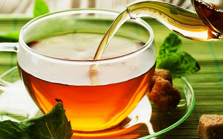 شرب الشاي أثناء الطعام.. فوائد وأضرار