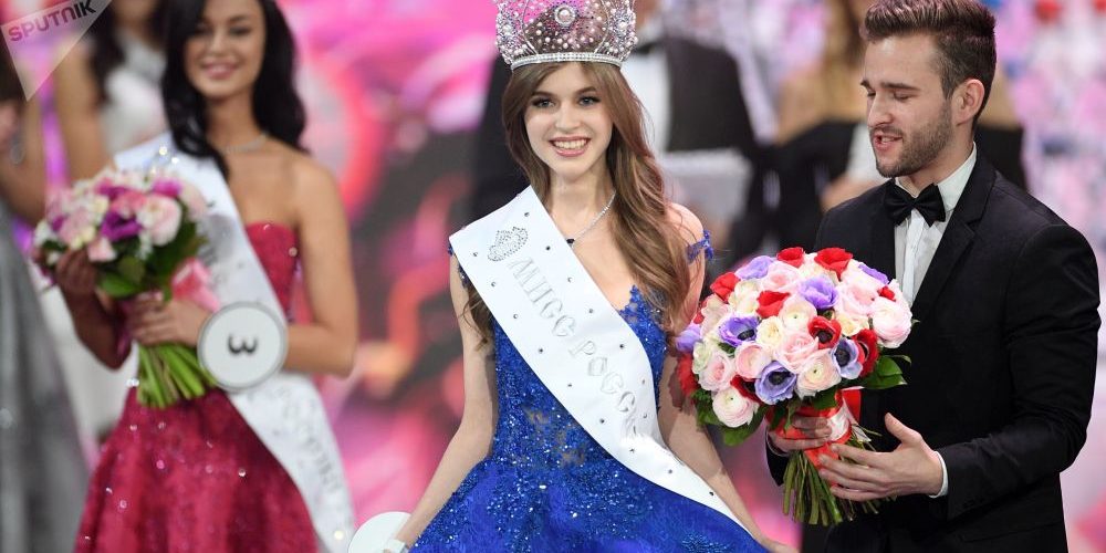 مغرمة بالرسم والشعر.. عشرينية تفوز بلقب ملكة جمال روسيا لعام 2019