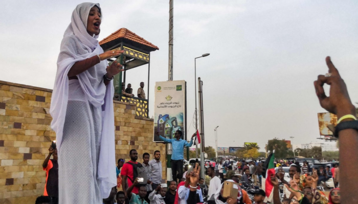 لقبت بـ »الملكة النوبية ».. امرأة سودانية تتحول لأيقونة « الثورة » في السودان