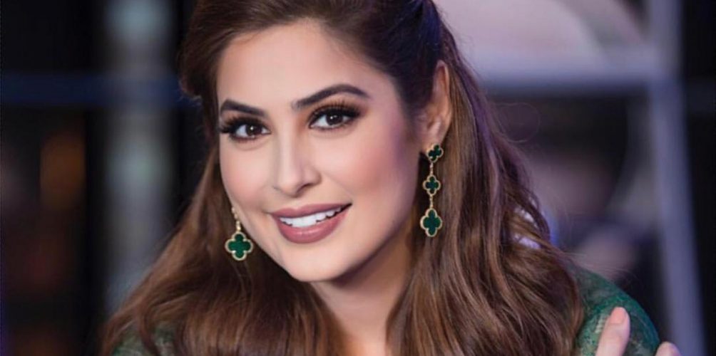 ‎إعلامية عربية تثير الجدل بأسنانها المطلية بالألماس (فيديو)