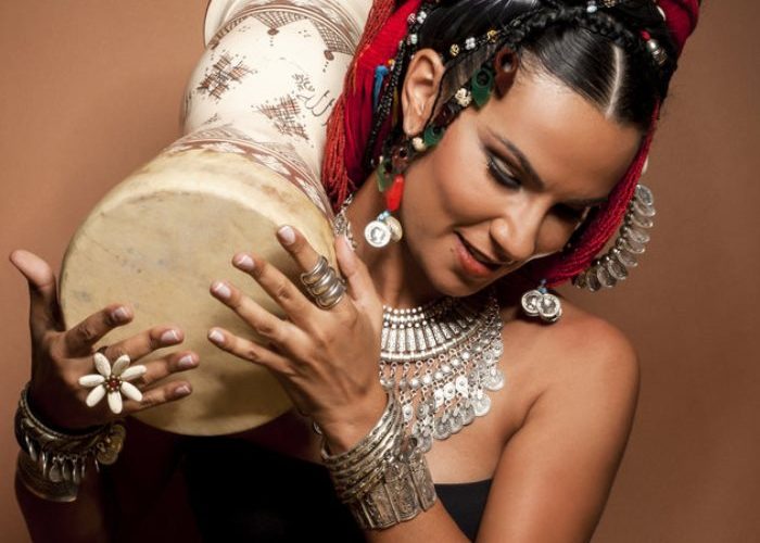 من روح موسيقى الصحراء.. &laquo;&nbsp;أوم&nbsp;&raquo; تستعد لإطلاق ألبومها الجديد &laquo;&nbsp;دابا&nbsp;&raquo;