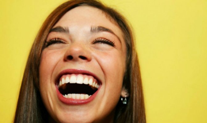 اضحكوا.. الضحك 30 دقيقة في اليوم يساعد في إطالة العمر!