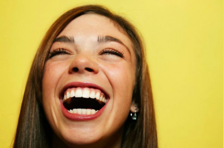 اضحكوا.. الضحك 30 دقيقة في اليوم يساعد في إطالة العمر!