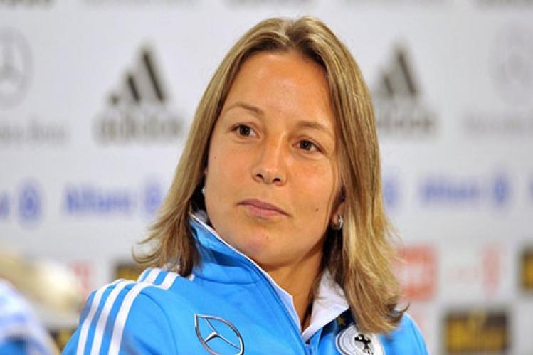 إينكا غرينغز.. أول امرأة تتولى تدريب فريق رجالي