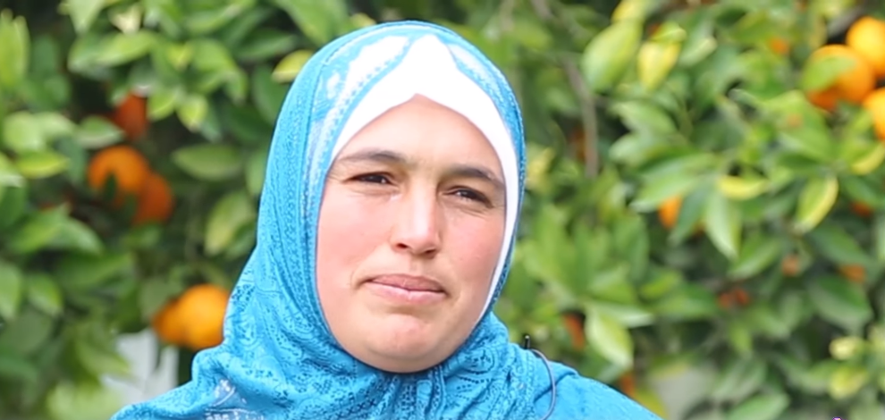 امرأة وڭادة.. قصة كفاح عزيزة بعد وفاة زوجها (فيديو)