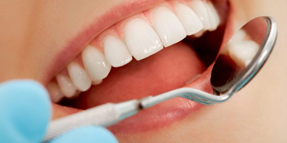 أشهر خبراء تجميل الأسنان يكشفون عن آخر التقنيات (فيديو)