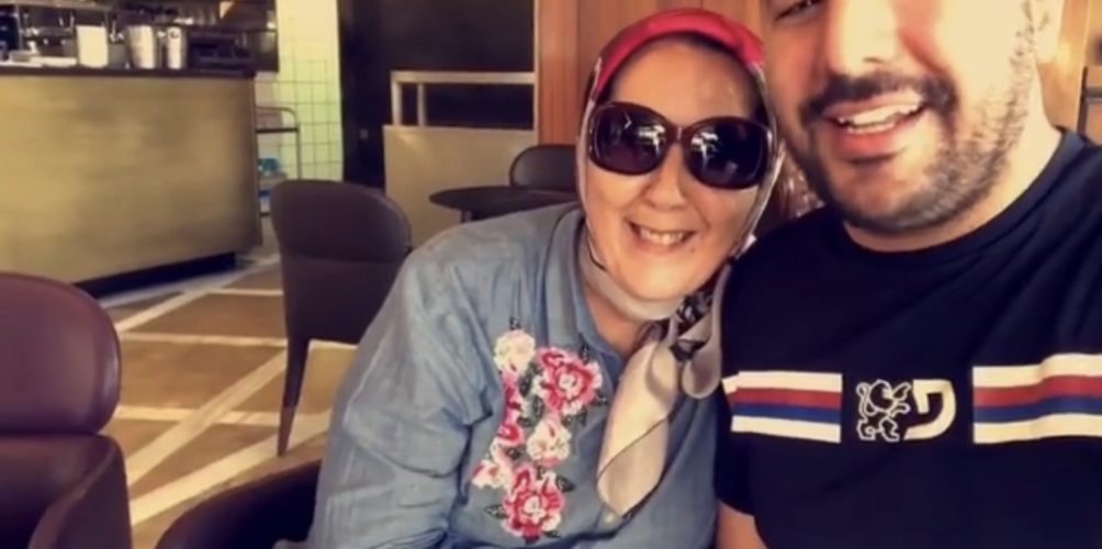 إيكو يلتقي أستاذته ويسترجع ذكريات الطفولة (فيديو)