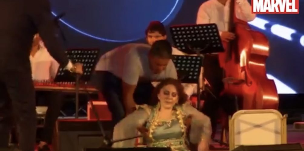 وهي تؤدي أغنية &laquo;&nbsp;أنا بعشقك&nbsp;&raquo;.. سقوط ميادة الحناوي على خشبة المسرح (فيديو)