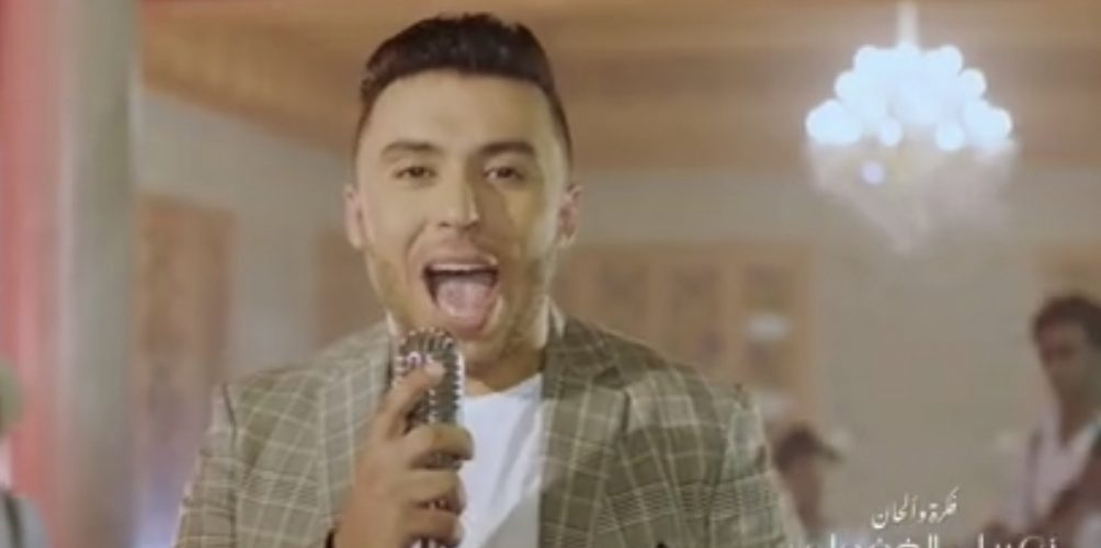 &laquo;&nbsp;لا تكبر الشان&nbsp;&raquo;.. زكرياء الغافولي يستوحي جديده من الأهازيج الغيوانية (فيديو)