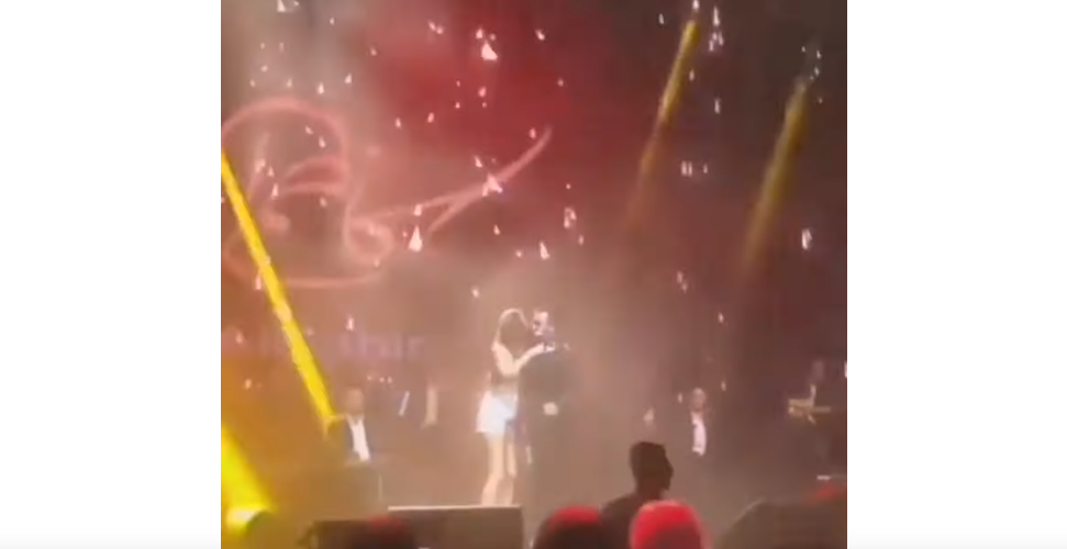 اقتحمت الخشبة ورقصت بقربه.. معجبة تفاجئ كاظم الساهر خلال حفله (فيديو)