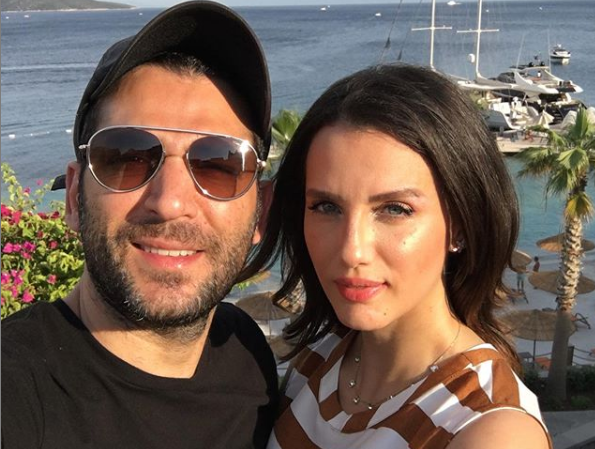 وصفها بالمرأة القوية.. مراد يلدريم يتحدث عن وضع زوجته بعد فقدان جنينهما (فيديو)