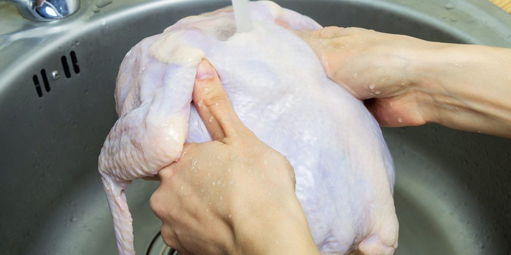 يزيد من خطر الإصابة بعدوى مرضية.. علماء يحذرون من خطورة غسل اللحوم قبل طبخها