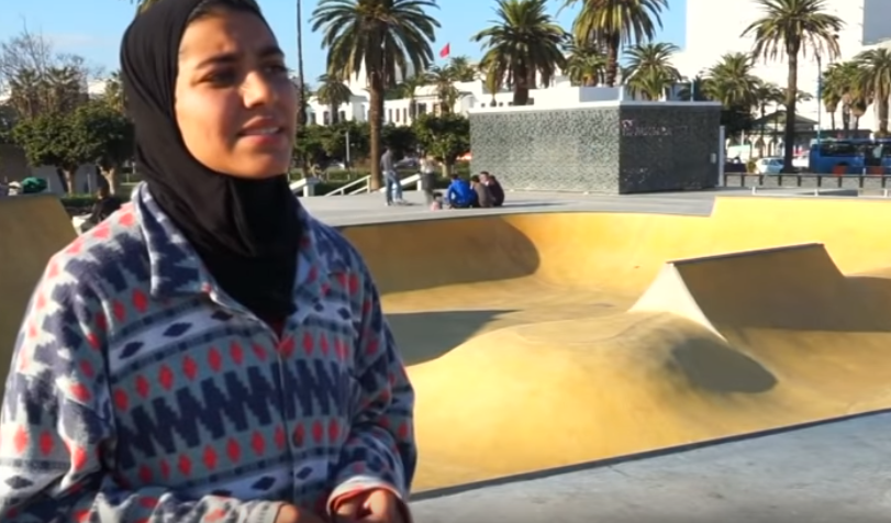 عمرها 23 سنة.. دعاء مغربية تعشق رياضة التزلج الاحترافي (فيديو)