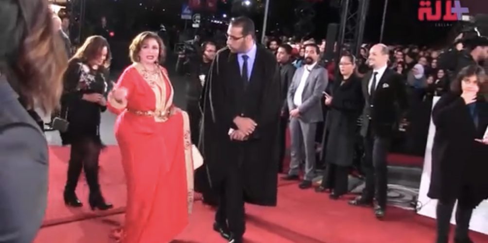 هند صبري وإلهام شاهين تتألقان بالقفطان على السجادة الحمراء لمهرجان مراكش (فيديو)
