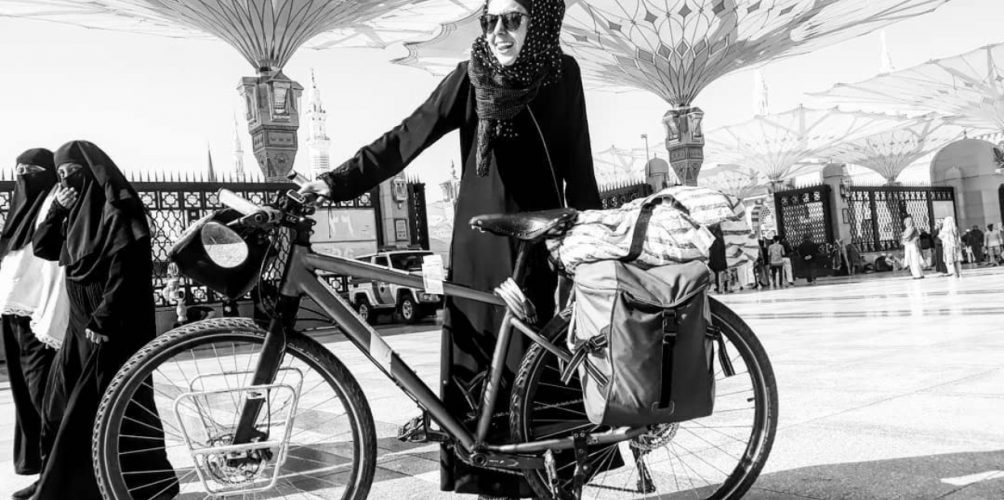 بعد رحلة دامت 44 يوما.. سارة أول امرأة عربية تدخل مكة على دراجة هوائية لأداء العمرة