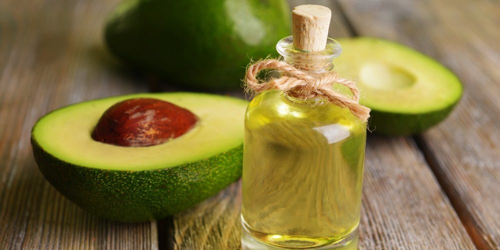 يحارب الالتهابات والتشقق والبثور.. مزايا متعددة لزيت الأفوكادو