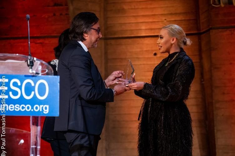 أسبوع الموضة الفرنسي.. كنزة عويطة تُكرم من طرف اليونسكو