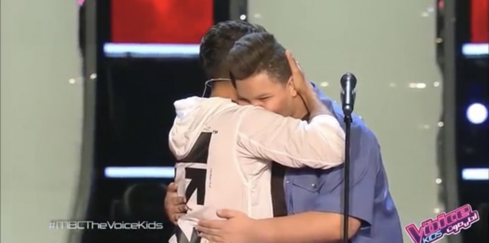 انتحر بسبب التنمر.. مشترك في &laquo;&nbsp;ذا فويس كيذز&nbsp;&raquo; يغني لصديقه ويؤثر في لجنة التحكيم (فيديو)