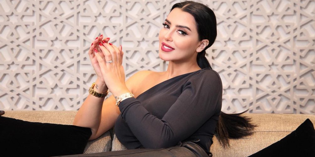 بعد &laquo;&nbsp;غلطة كبيرة&nbsp;&raquo;.. فاتي جمالي تغني &laquo;&nbsp;عفوا&nbsp;&raquo;