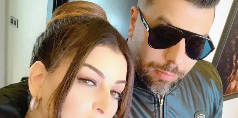 غنى عنها واختارها لتكون بطلة كليب أغنيته.. مسلم يطرح أول عمل مشترك له مع أمل صقر (فيديو)