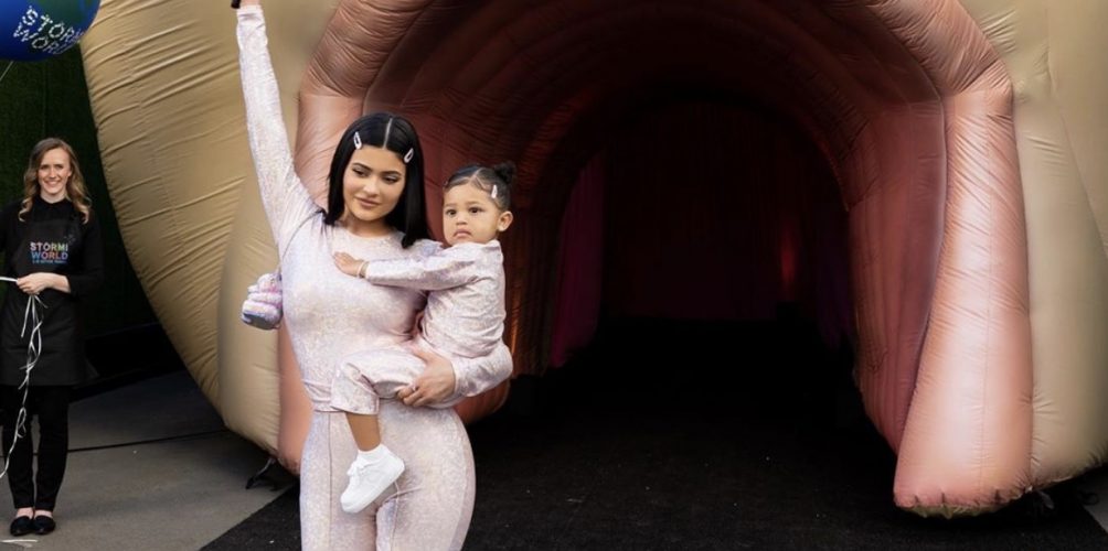 احتفالًا بعيد ميلادها الثاني.. كايلي جينير تُنشىء مدينة ألعاب خاصة بابنتها (صور)