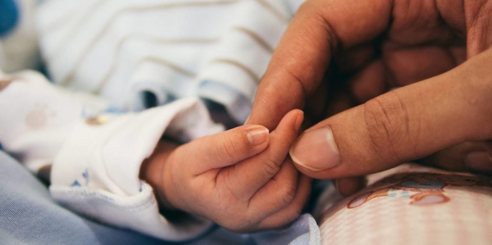 طفلها الرضيع مصاب بكورونا.. نصيحة أم لتفادي الإصابة بالفيروس