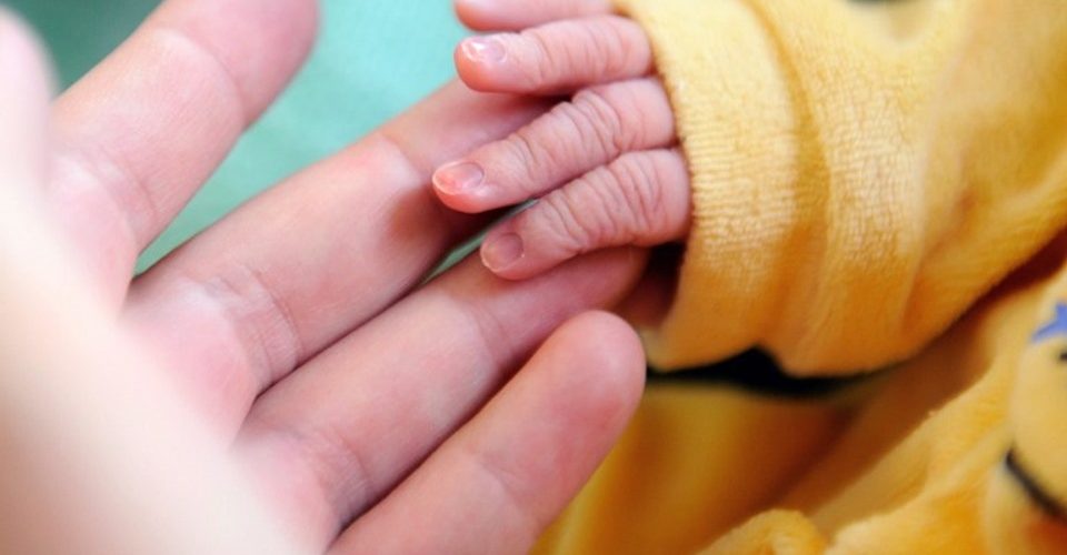 أصغر ضحية في العالم.. ولادة رضيع بريطاني مصابا بفيروس كورونا