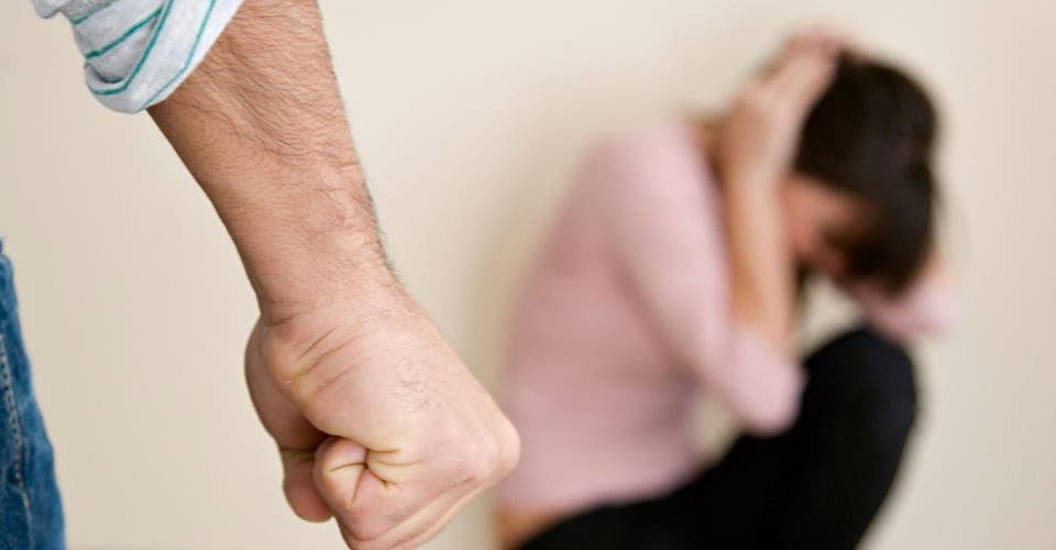 للاستماع والدعم والتوجية.. &laquo;&nbsp;كلنا معك&nbsp;&raquo; منصة نسائية للتبليغ عن العنف في الحجر الصحي