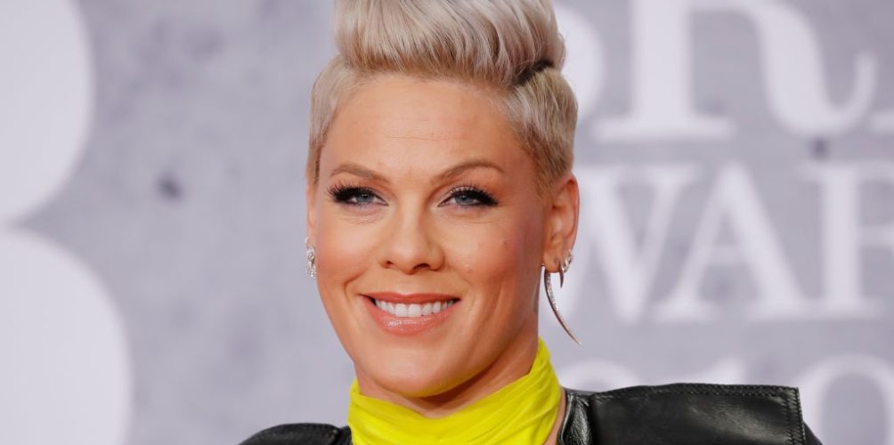 ‫النجمة العالمية &laquo;&nbsp;بينك&nbsp;&raquo; تعلن إصابتها بفيروس كورونا وتتبرع بـ500 ألف دولار لمكافحة الجائحة‬